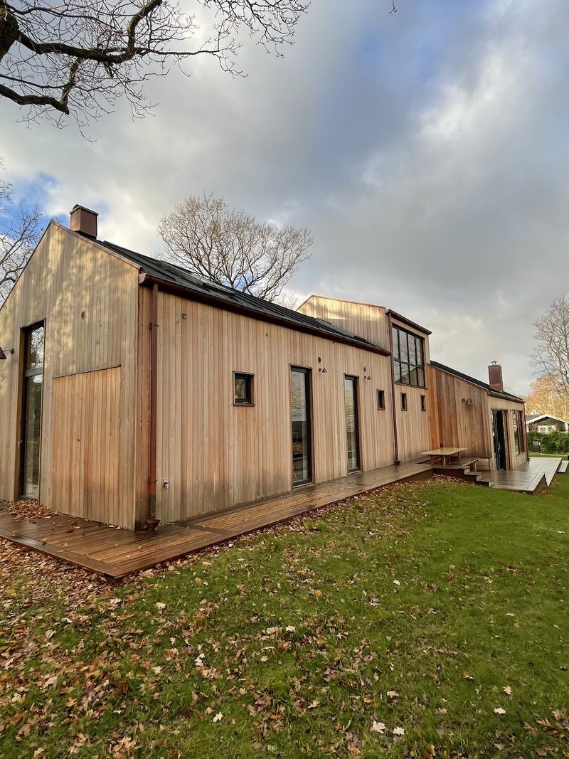 Fritidshus Arild — visualisering med takbalustrad och glaspartier